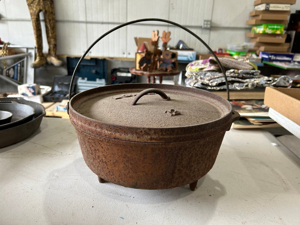 #12 Lodge kettle with feet and lid