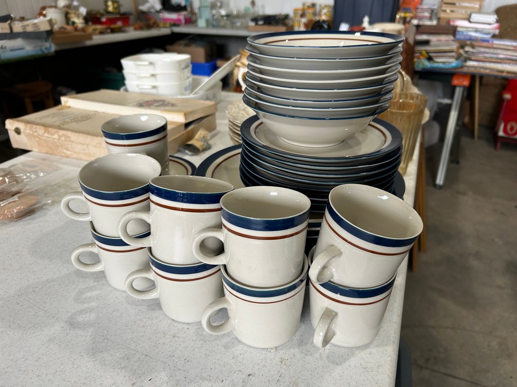 Service for 8 stoneware-plates, saucers, bowls, cups
