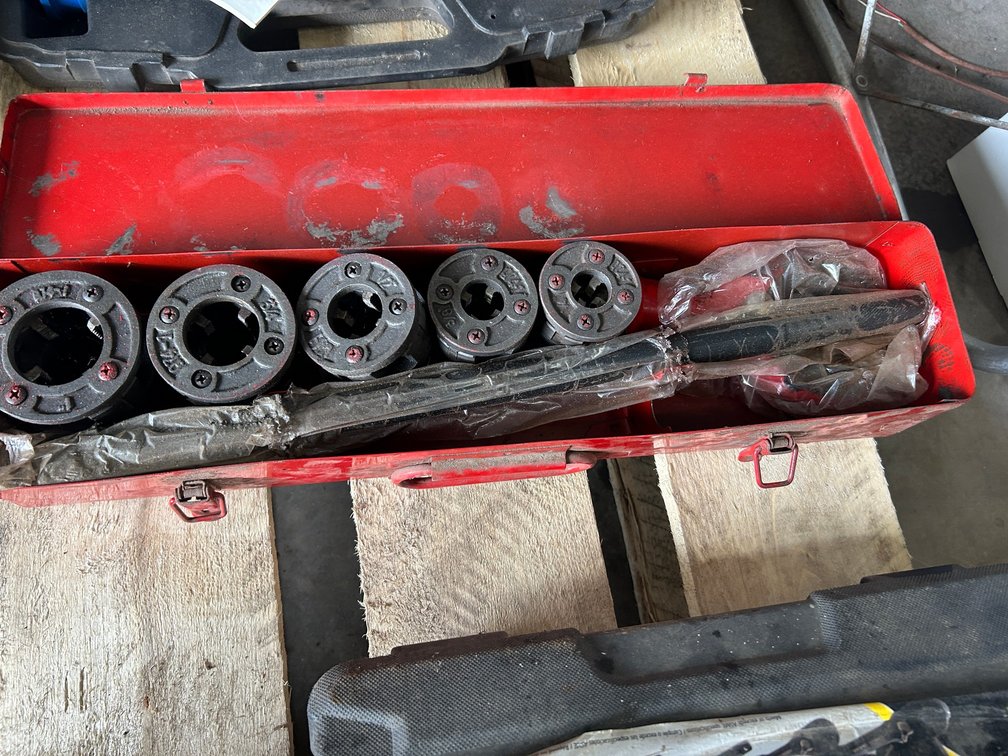 Pipe threader-sizes 1/4", 3/8", 1/2", 3/4", 1"