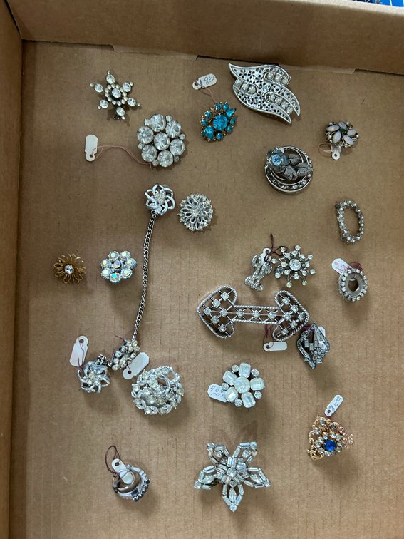 Ladies vintage costume jewelry brooches