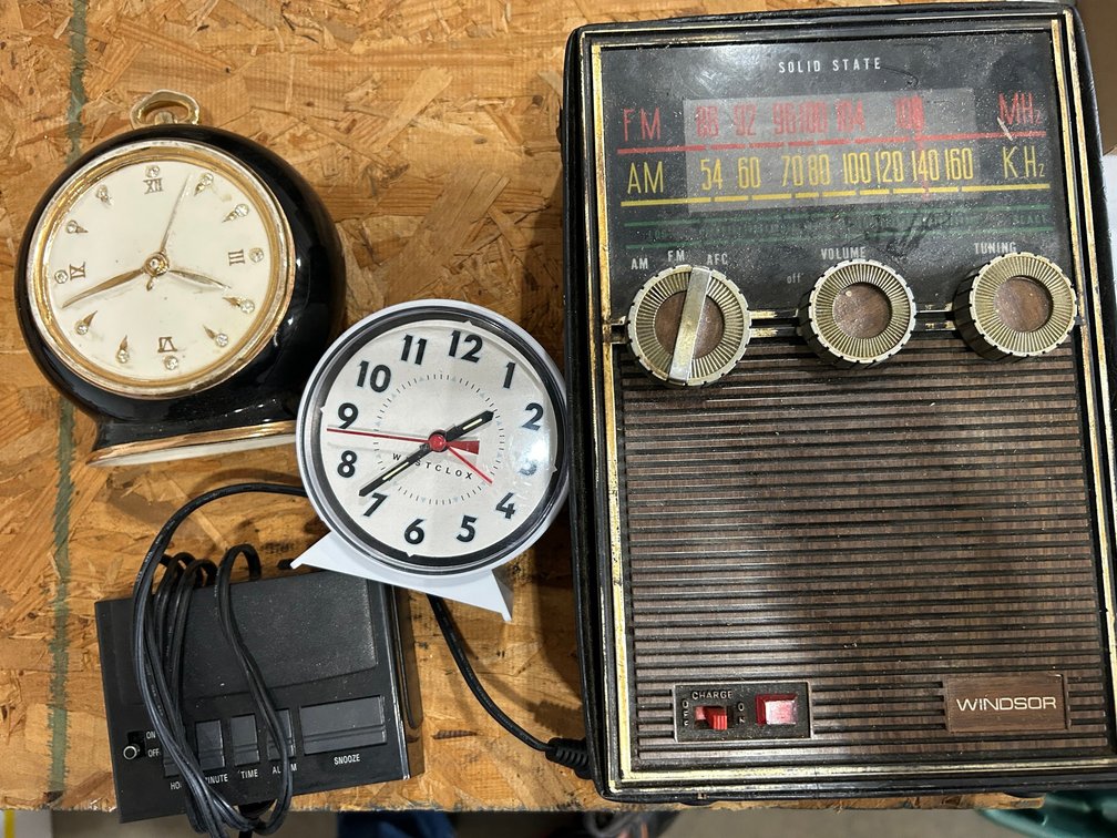 Windsor Solid State AM/FM radio, 3 clocks