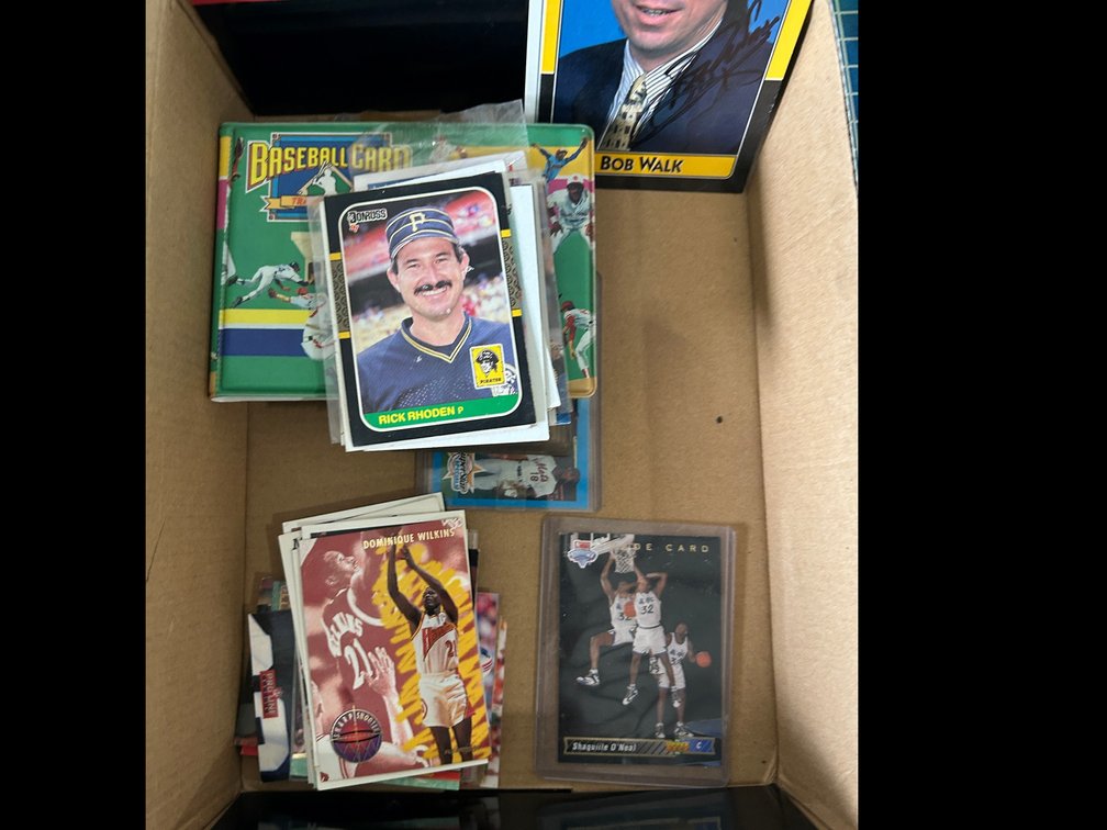 Mixed lot of baseball cards