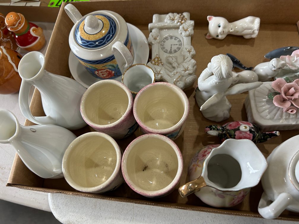 Ceramic vinegar and oil, ring keepers, small cups, other ceramic decorative items