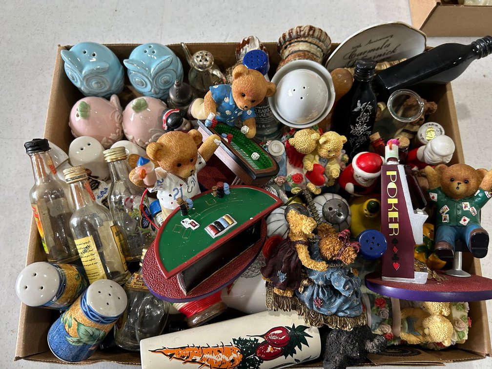 Salt and pepper shakers, collection of Boyd's bears