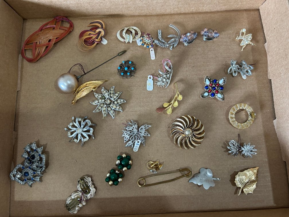 Ladies vintage costume jewelry brooches