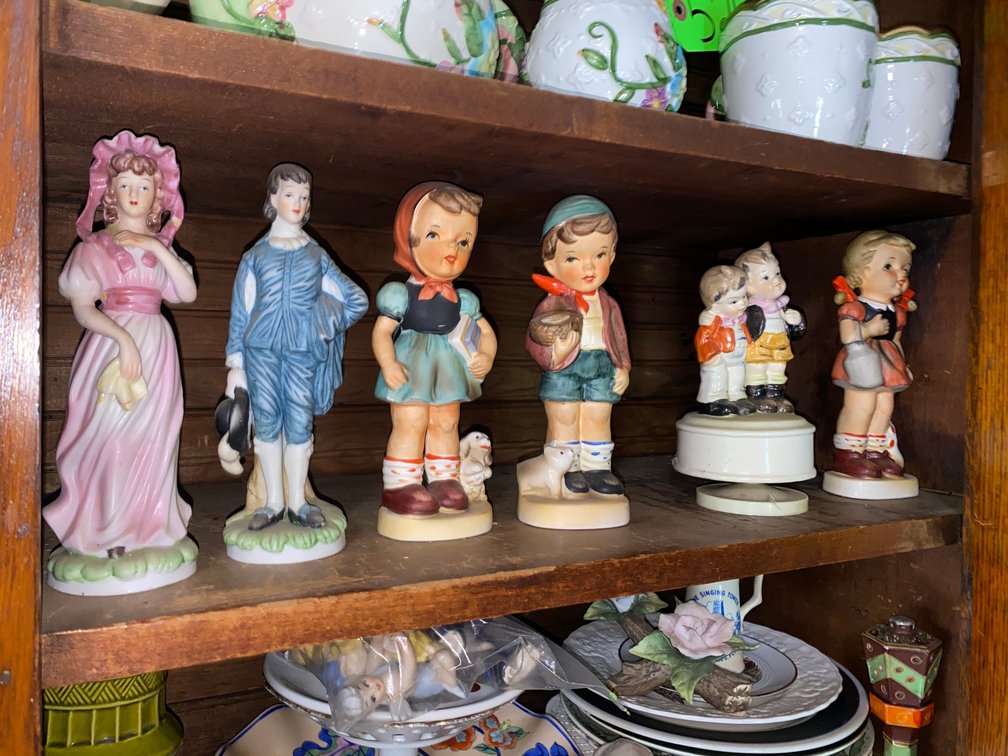 Boy and girl Figurines
