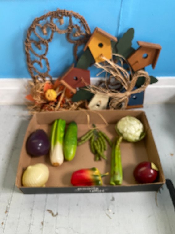 Birdhouse Wreath, Classic Vegetables