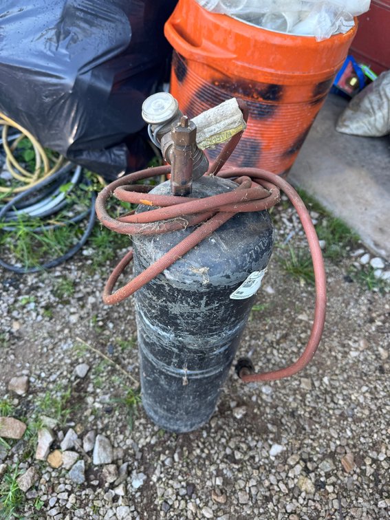 Portable Akaline Cylinder Tank Equipt with a Valve Assembly