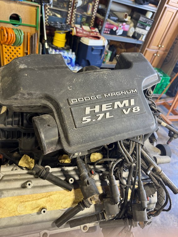 5.7 Liter Hemmy V-8 Engine From a Dodge or chrystler Vechile