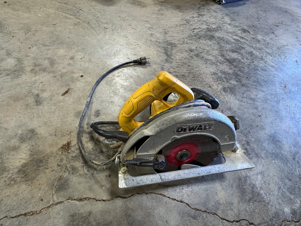 DeWalt 15 Amp 7x4inch Worm Drive Circular Saw
