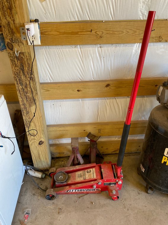 Pittsburgh 3 ton jack with 2 jack stands