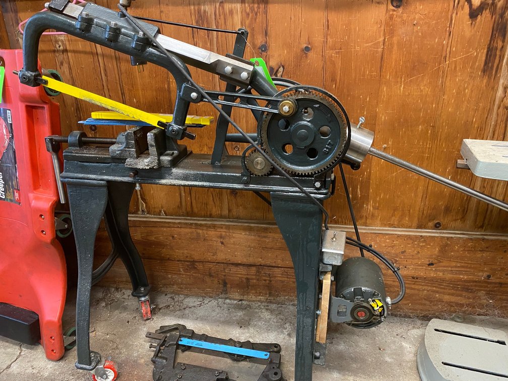 Power hacksaw with extra arm, on castors