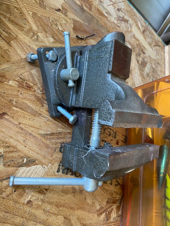 Cast Metal Bench Vise with Swivel Base
