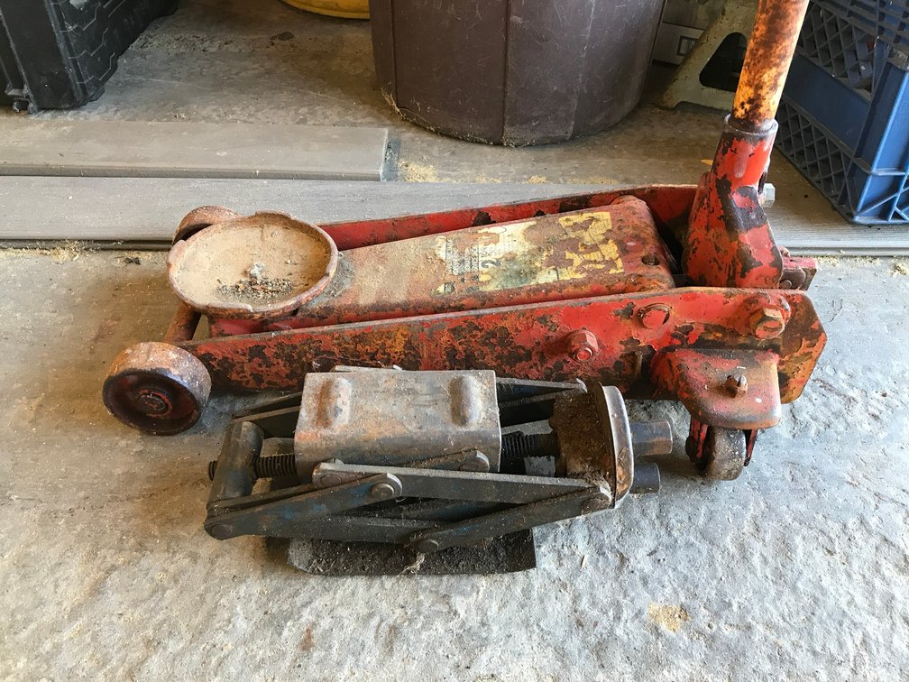 Central Hydraulic brand 2 ton floor jack, scissor jack