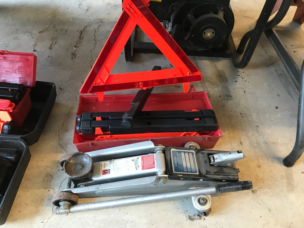 4000 Pound hydraulic floor jack with triangle kit