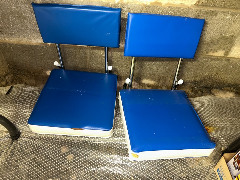 2 Foldable stadium seats