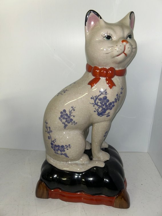 Staffordshire-style ceramic cat