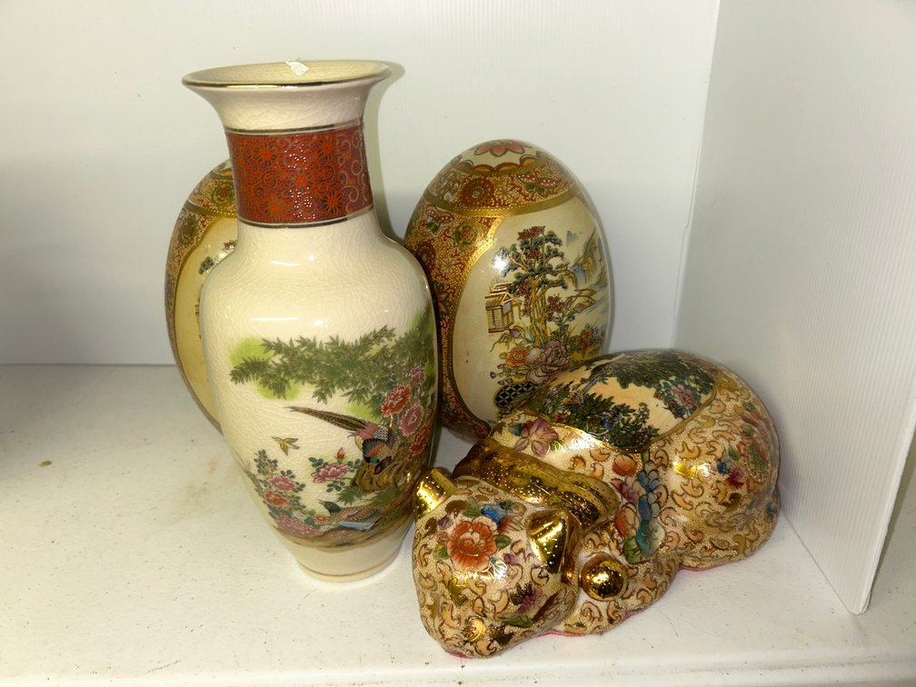 Porcelain hand painted cat, 2 eggs, vase
