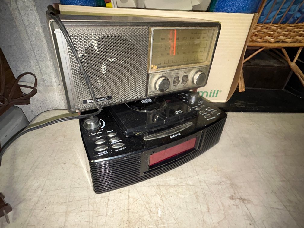 Panasonic RE-6277 AM/FM Radio & CD Clock Radio