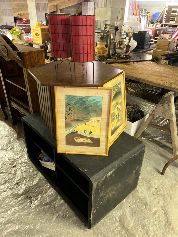 Octagonal end table, 2 lamps, Oriental design pictures