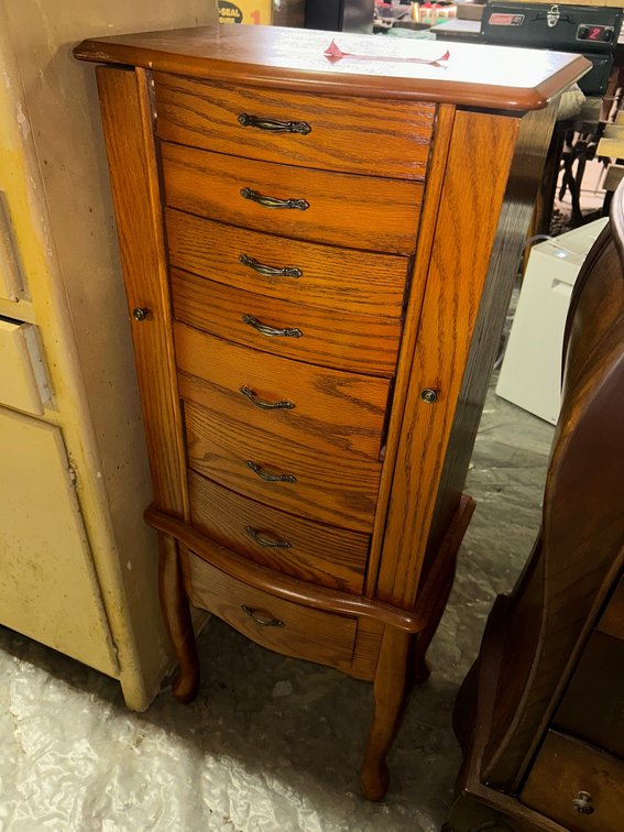 Standing jewelry box