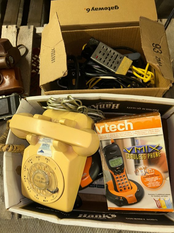 Lot with older telephones, other electrical items
