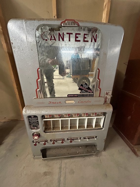 Stoner candy machine-29"x25" with key