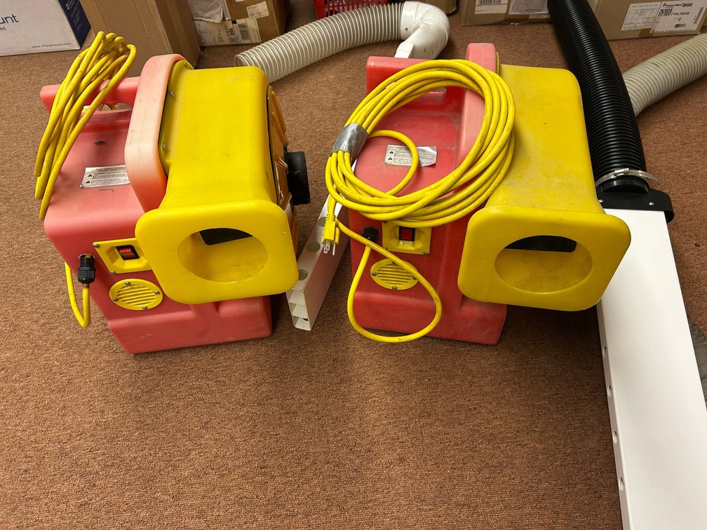 Inground liner installation vacuum-2 vacuums and 3 section of tubes-working condition