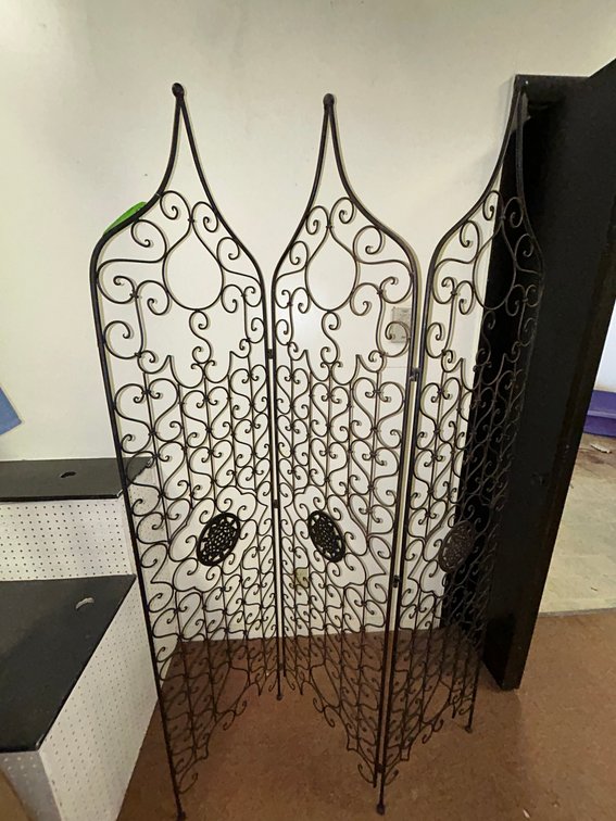 Metal screen-52" x 72" from bottom to top