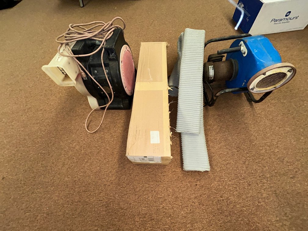 Inground liner installation vacuum-2 vacuums and 3 suction tubes-used and works