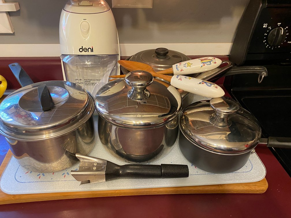 4 Pots with lids, ice crusher, 2 cutting boards