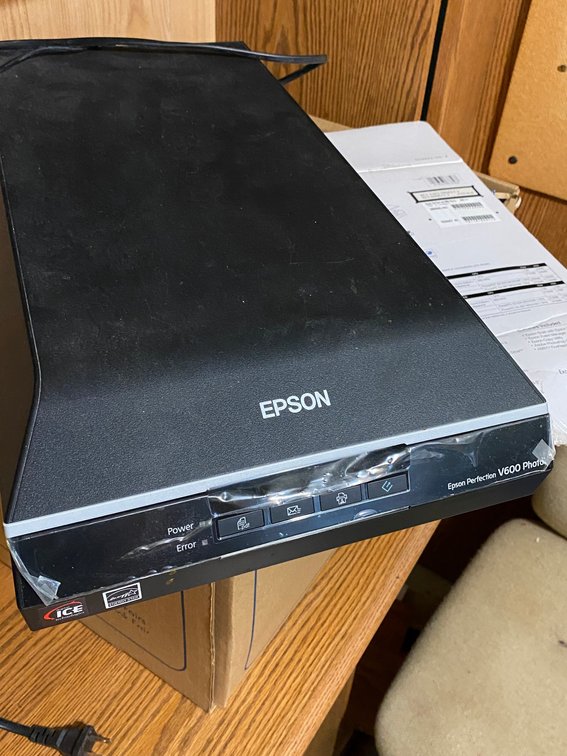 Epson Perfection V600 photo color scanner-for photos, film and documents