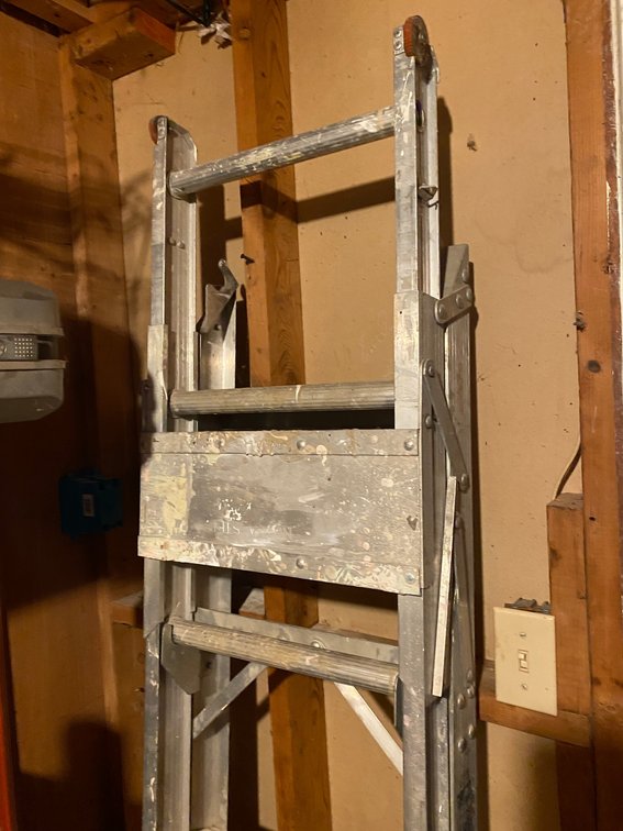 Wooden 2-step ladder, 6' ladder