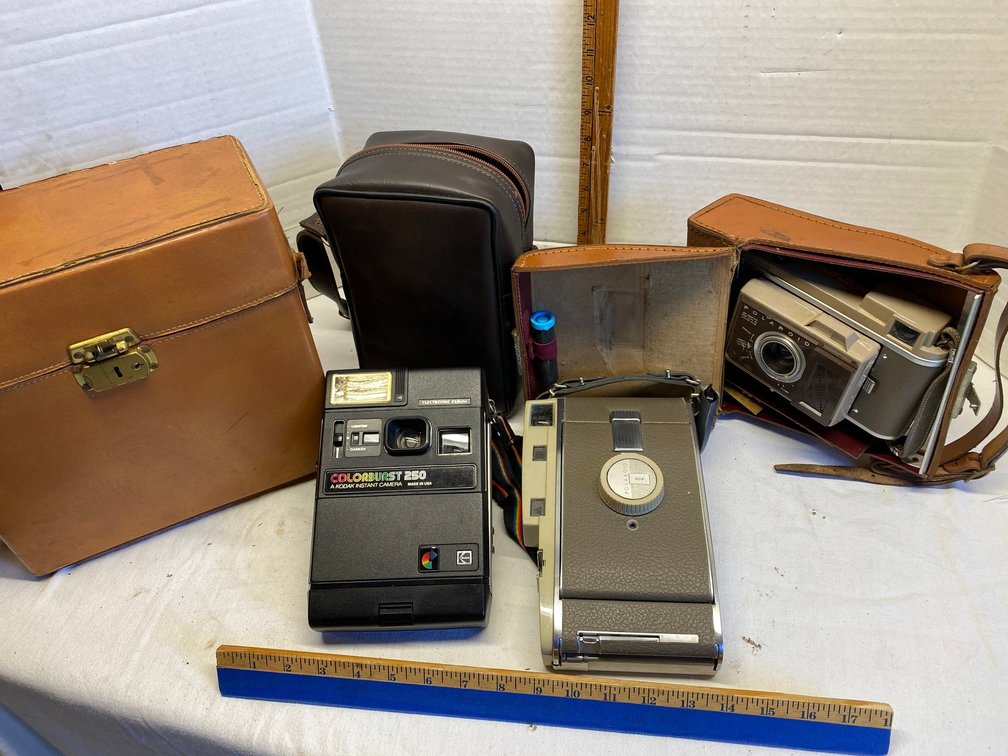 3 Cameras-1 is Polaroid model 800, 1 is Kodak Colorburst 250, 1 is Polaroid not marked-also 3 camera cases