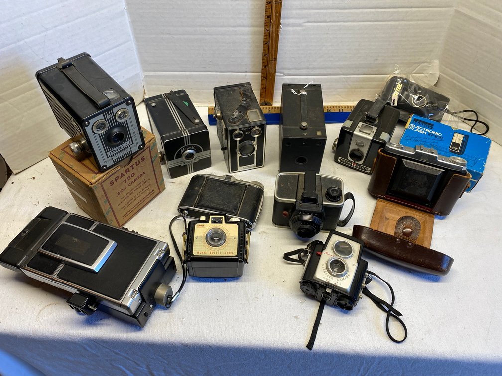 Assortment of vintage cameras-Kodak Brownie Bullet, Brownie Starflex, Brownie Hawkeye, Spartus 120 box camera with box, Gem Jr, Majestic, Argus and more