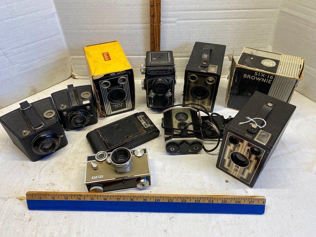Assortment of vintage cameras-3 Brownie 616, Yashica-D, vintage Argus and more