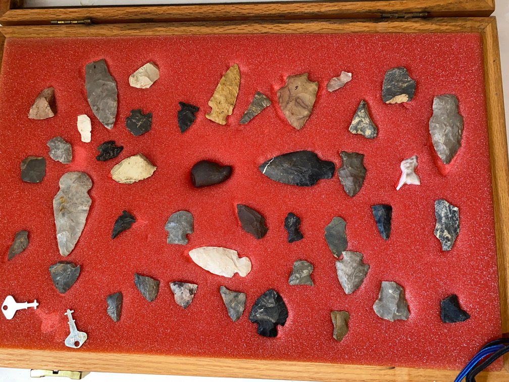 Case with Approx. 40 Arrowheads