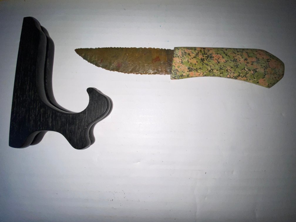 Knife and display easel