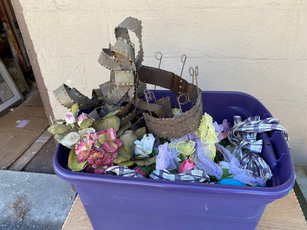 Christmas items, flowers