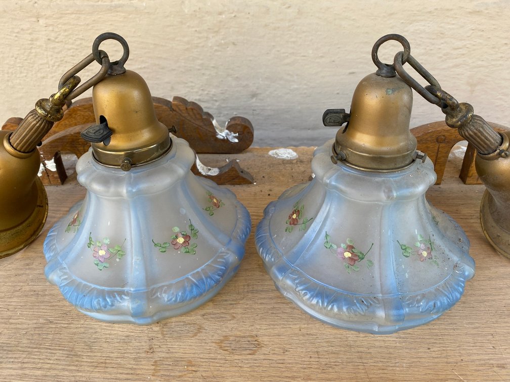 2 Decorated hanging ceiling lights