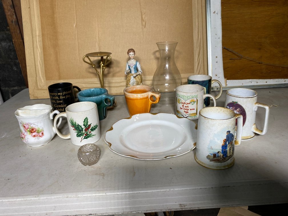 Coffee cups, decorative items