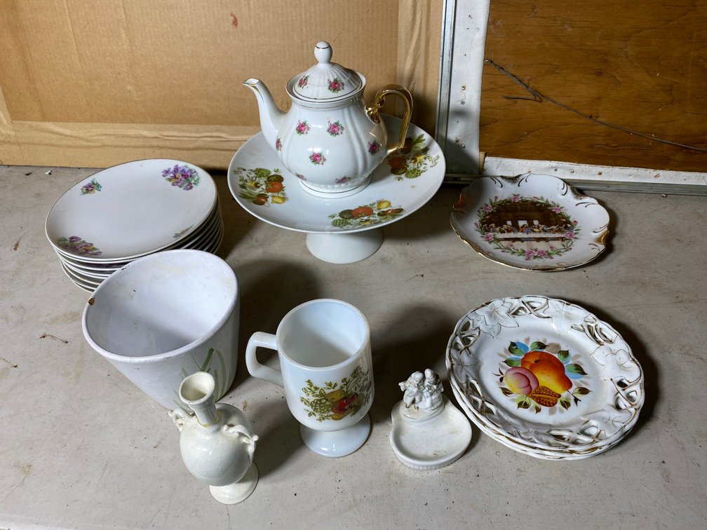Teapot, decorative dishes, wall hangings