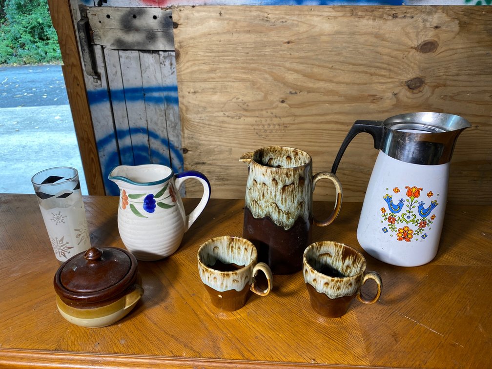 Coffee pot, Hull dishes, misc.