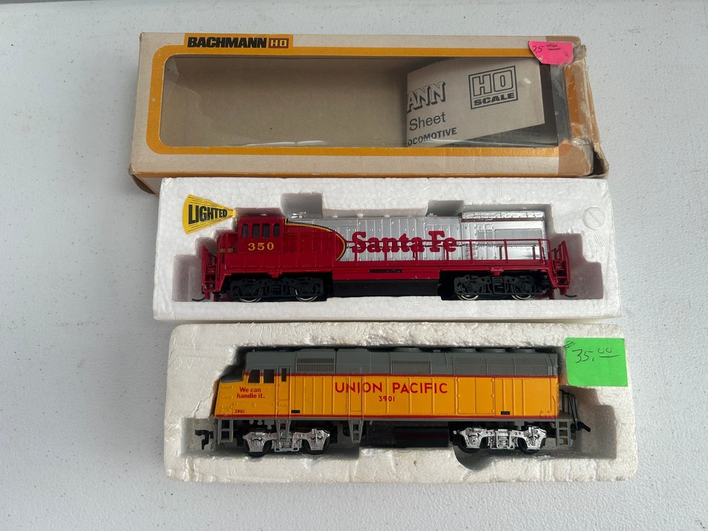 2 HO Scale diesel locomotives Bachmann brand
