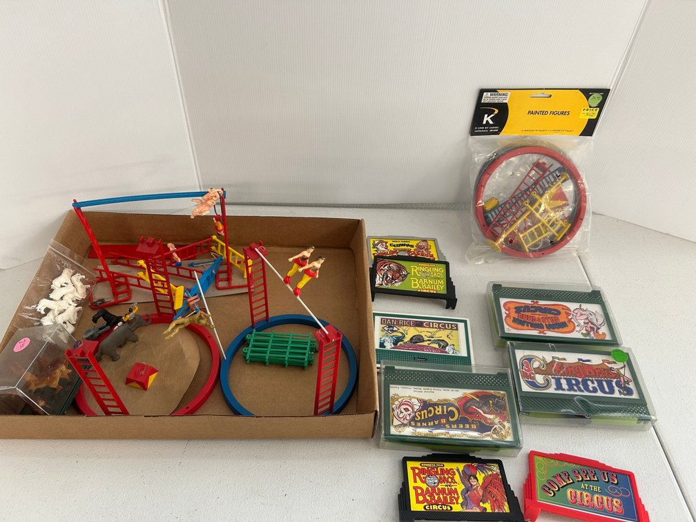 Selection of O scale circus items