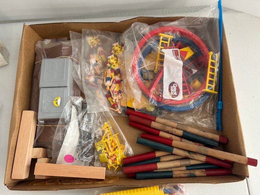 Selection of O Scale circus type items