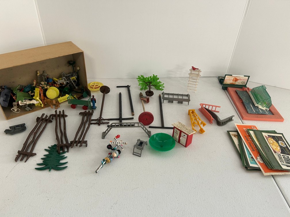 Selection of O Scale and some HO scale decorative items