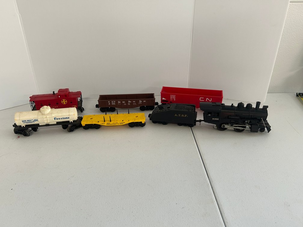 Lionel steam engine, 4 cars, caboose-2-4-0 powered locomotive