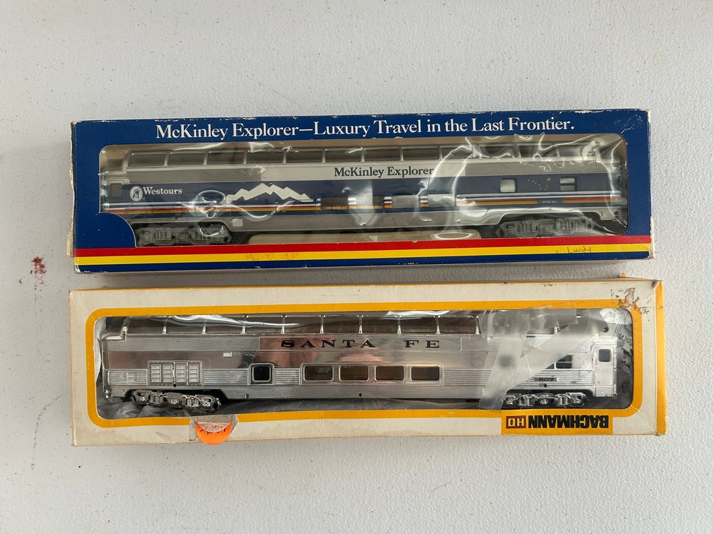 2 HO Scale passenger cars