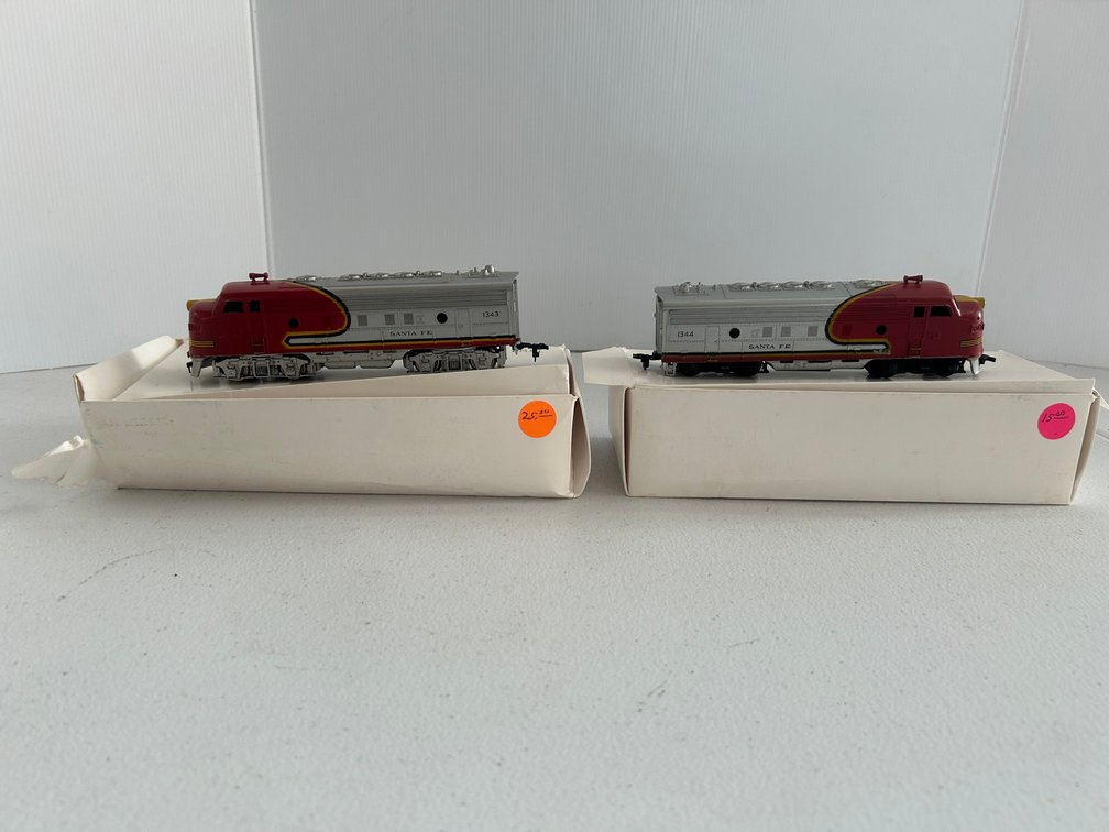 2 Santa Fe F3 diesel locomotives